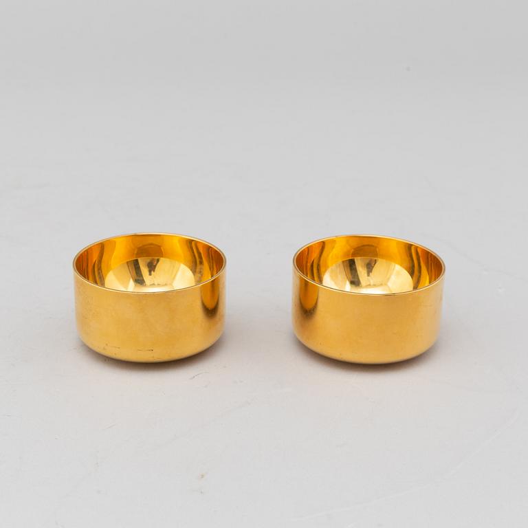 A SKULTUNA MESSINGSBRUK HIP FLASK AND 4 CUPS.