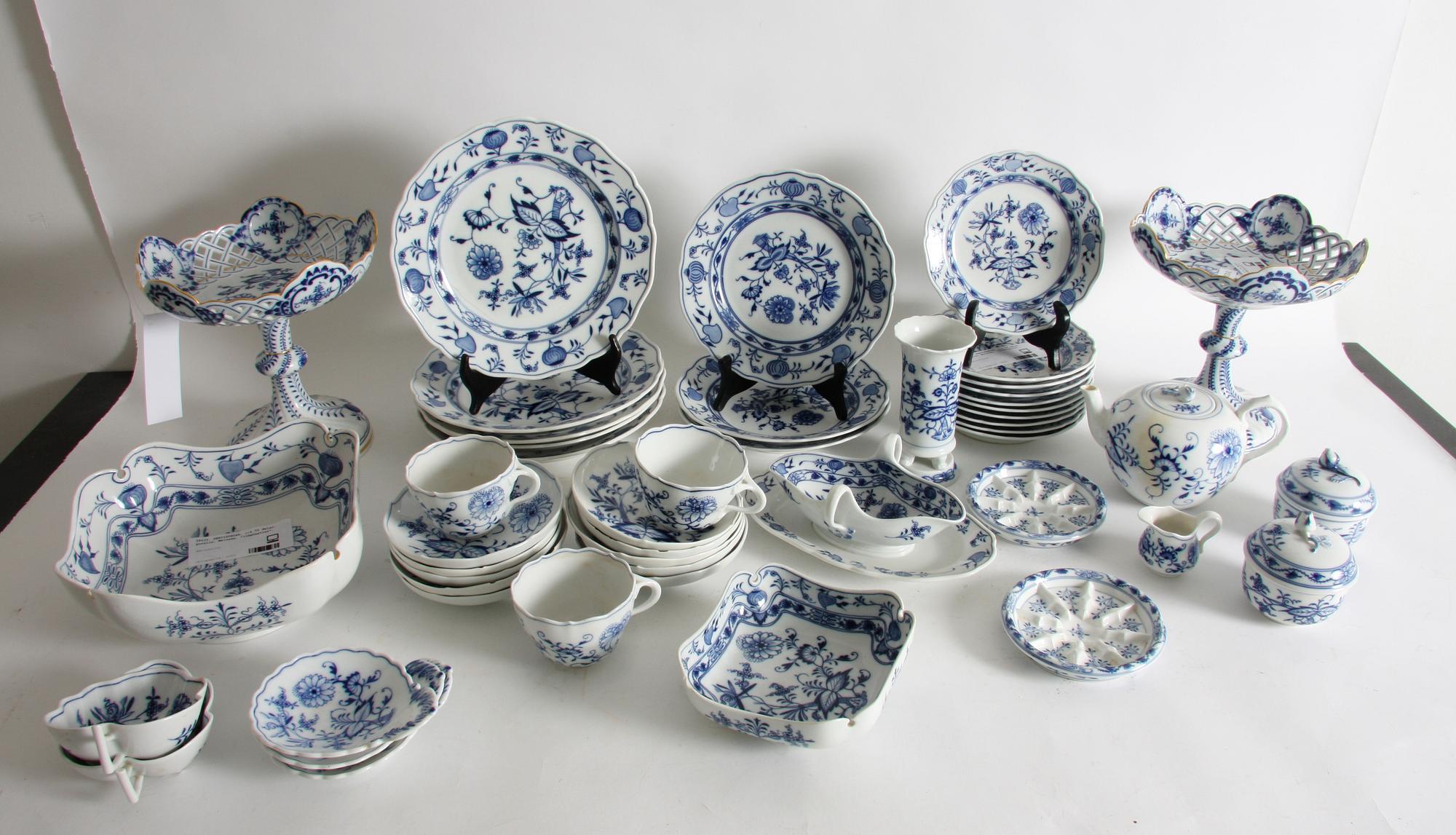 SERVISDELAR, c:a 30 delar, porslin, Meissen, "lökmönstret".