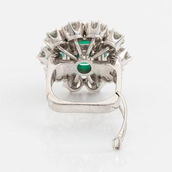 WA Bolin ring platina med en smaragdslipad smaragd och runda briljantslipade diamanter.