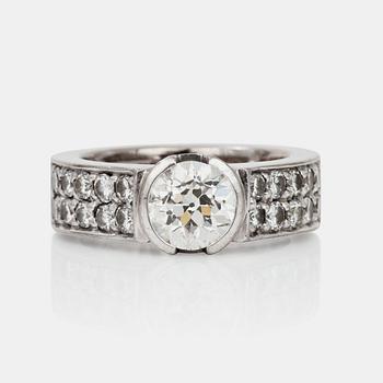 568. A old-cut diamond, circa 1.20 cts, ring. Flanked by 10 brilliant-cut diamonds on each side.