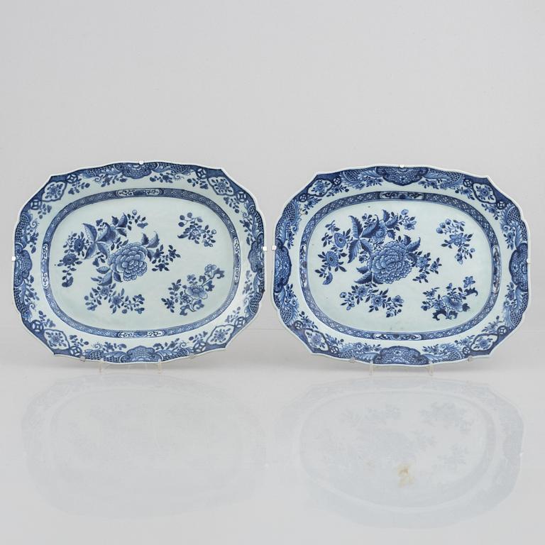 Uppläggningsfat ett par, kompaniporslin, Kina, Qingdynastin, Qianlong (1736-95).