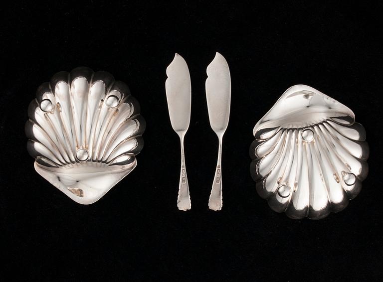 SMÖRSNÄCKOR med KNIVAR, silver, Sheffield, England 1903-1904, bär finska kontrollstämplar. Tot. vikt ca 104,6 g.