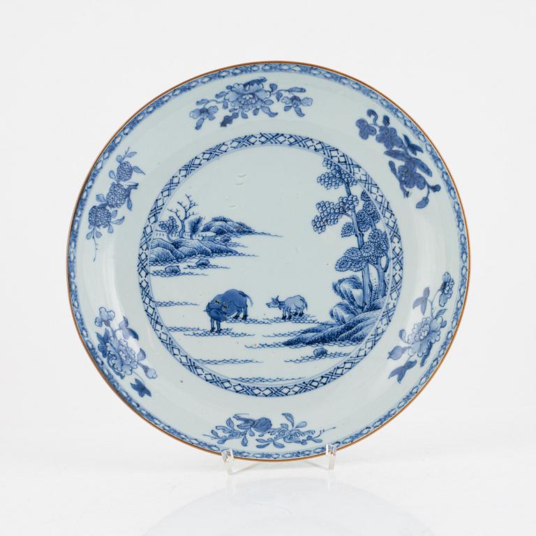A blue and white porcelain dish, China, Qing dynasty, 18th century.