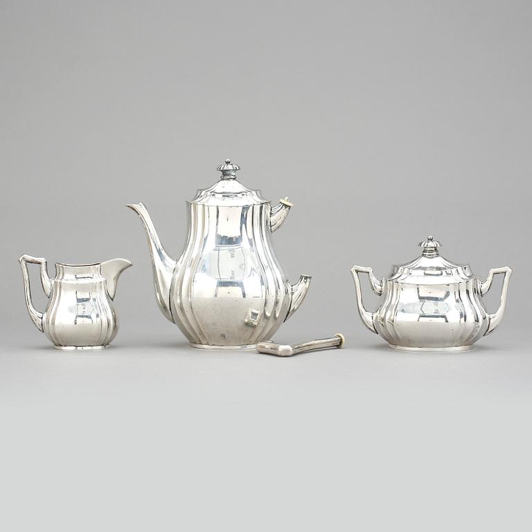 KAFFESERVIS, 3 delar, silver, importstämplar CG Hallberg, Stockholm, 1916, 1918 och 1919. Vikt ca 1015 gram.