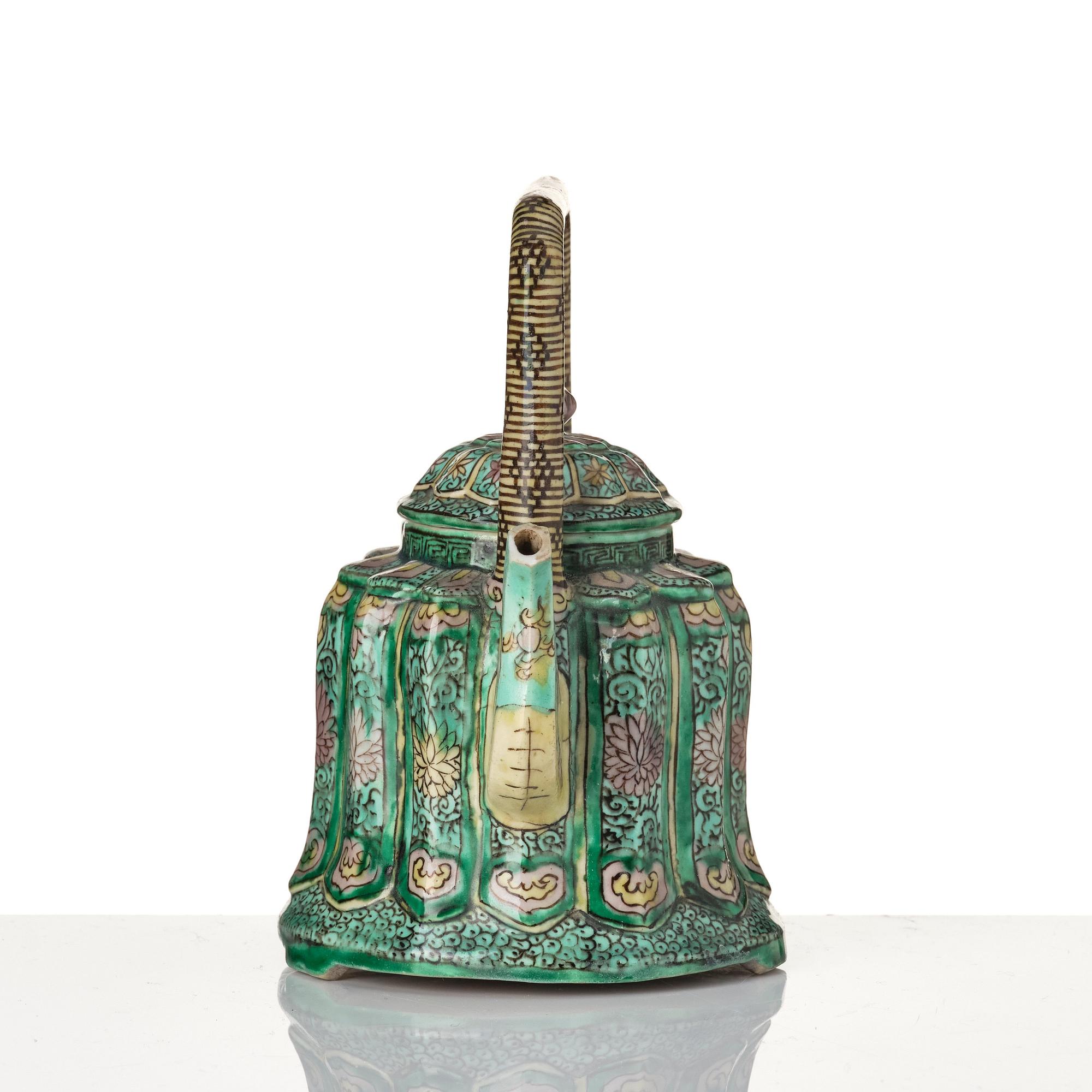 Kanna med lock, biskviporslin. Qingdynastin, Kangxi (1662-1722).