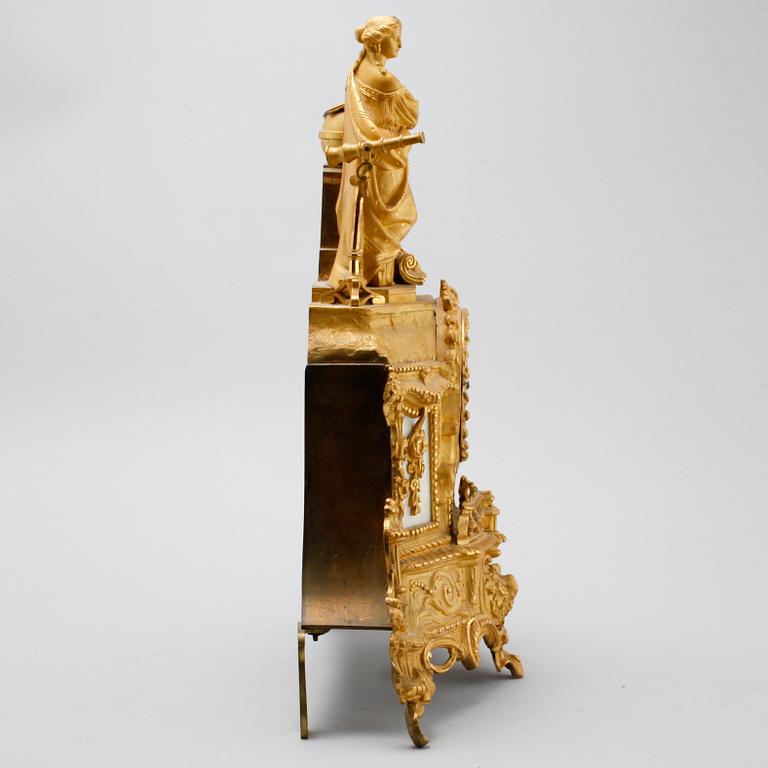 A table clock fron the latter half of the 20th century.