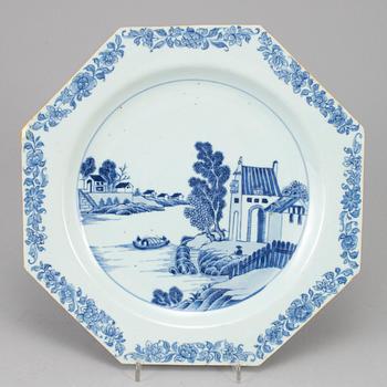 A blue and white serving dish, Qing dynasty, Qianlong (1736-95).