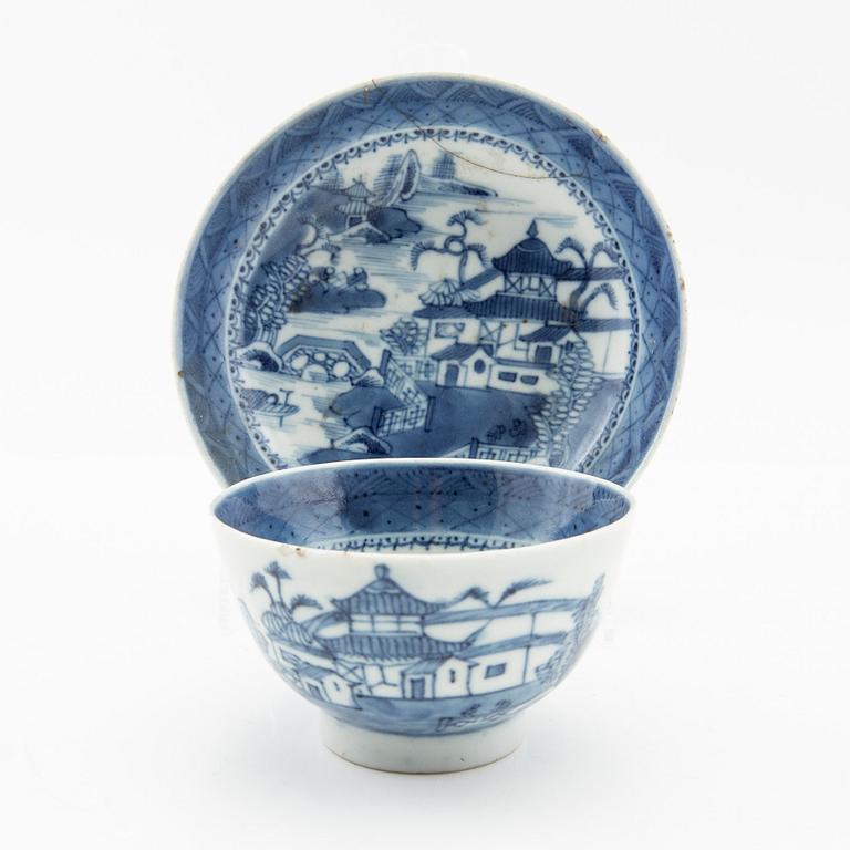 Koppar med fat, 3 st, porslin, Kina, Qingdynastin, Qianlong (1736-95).