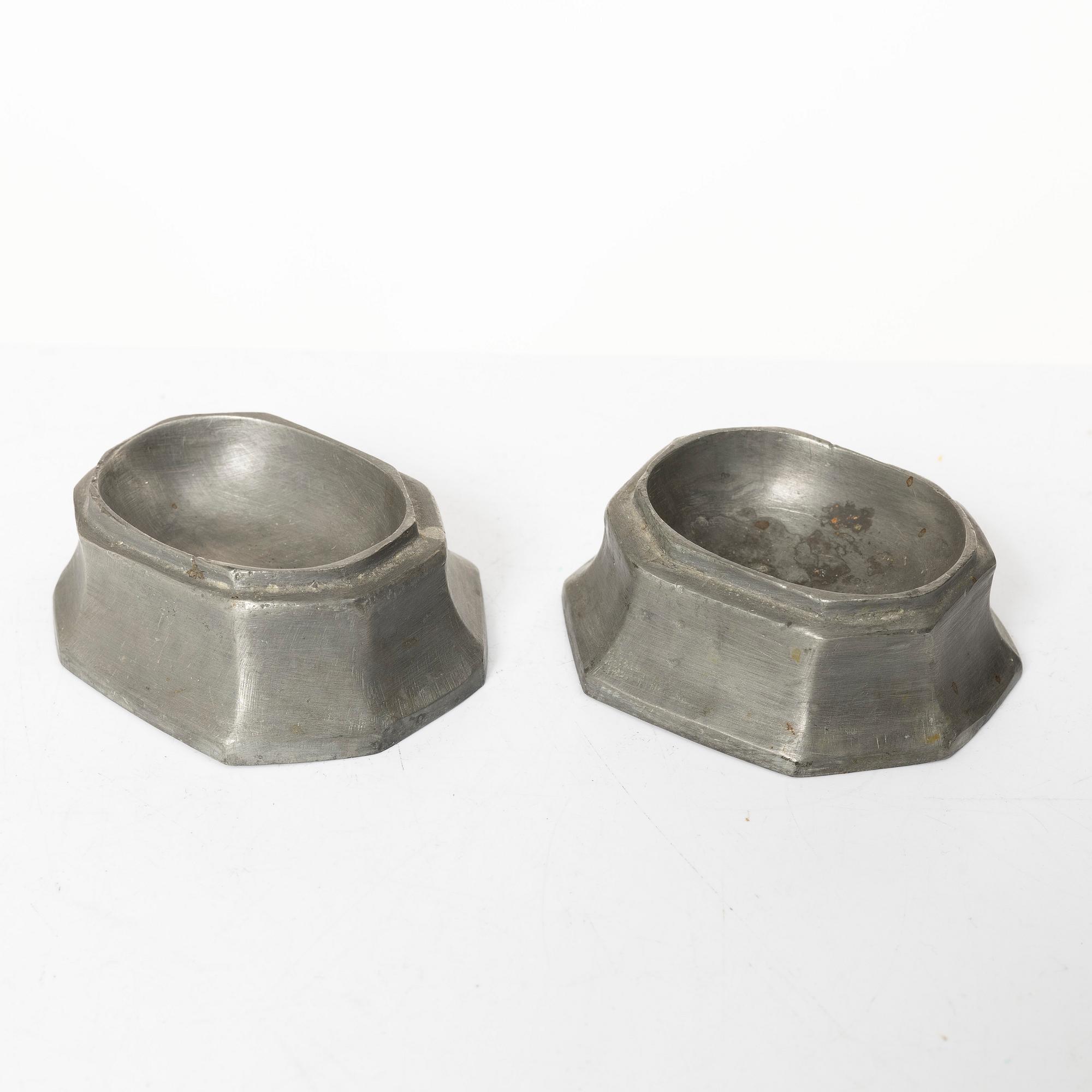 Rokoko, A pair of Swedish pewter salt cellars, 18th century.