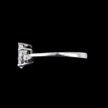 RING, 18k vitguld med päronslipad diamant ca 1,01ct samt två små trapetsslipade diamanter. Vikt 2g.
