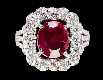 999. RING, rubin, ca 3.50 ct samt briljantslipade diamanter, tot. 1.75 ct.