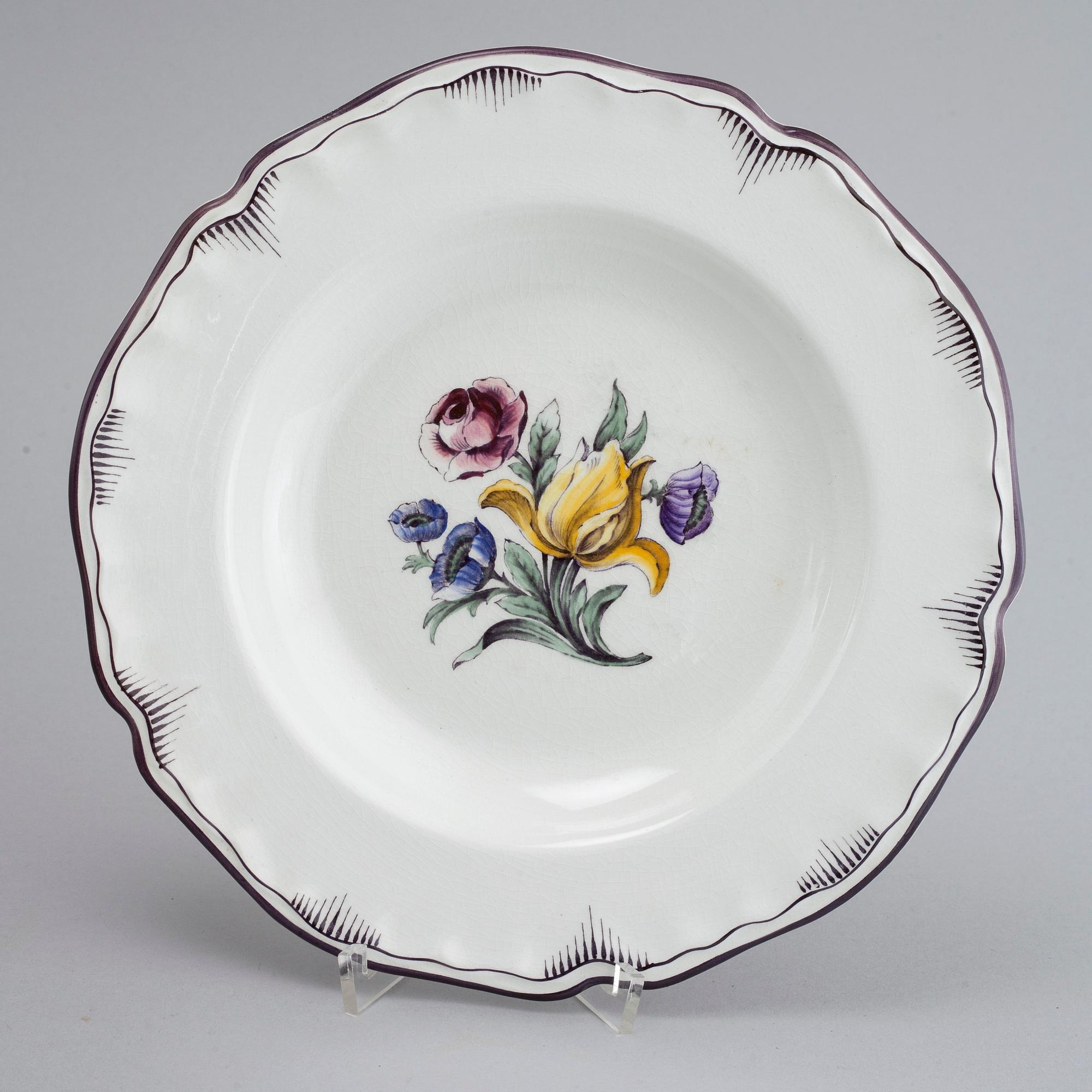 90 pieces of earthenware tableware from Rörstrand, model "Rörstrandia", 1930-56.