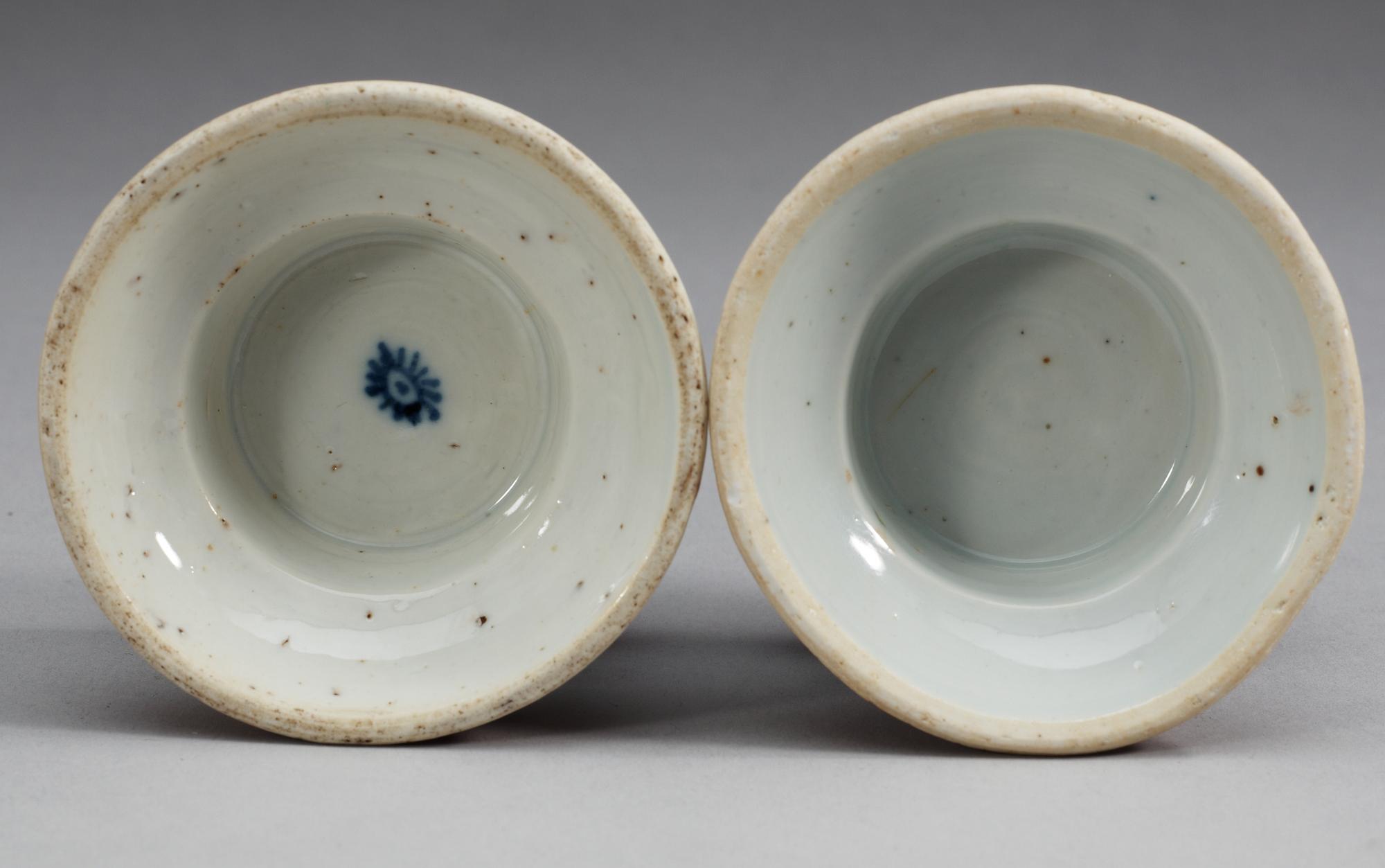 SALTKAR, ett par, porslin. Qing dynastin, Kangxi (1662-1722).