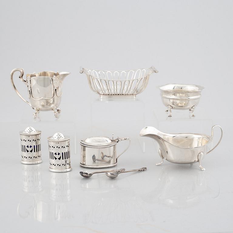 Seven pieces of English silver, different silver smiths, 1904-1936.