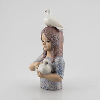 Lisa Larson, skulptur, stengods, "Flicka med duva", Gustavsberg.