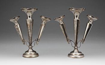 UPPSATSVASER, ett par, silver, Chester, England, 1913.