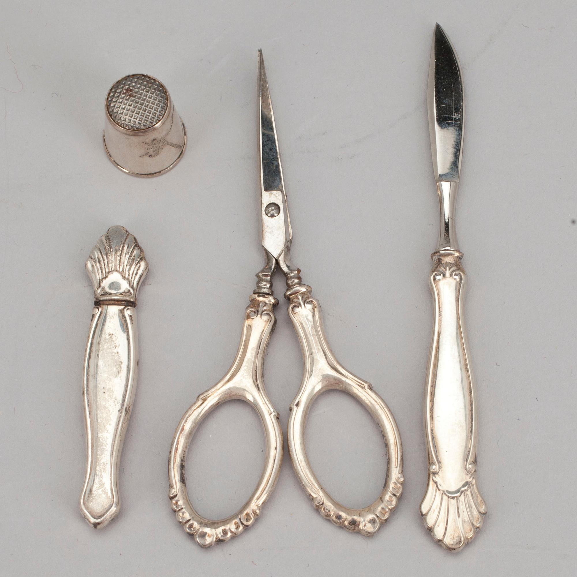 SYBEHÖRSETUI, 4 delar. 813 silver, stål. Spegel i etuiets lock. L. Gunnari Helsingfors 1933.