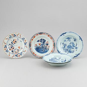 Five blue and white and imari export porcelain plates, Qing dynasty, Qianlong (1736-95).