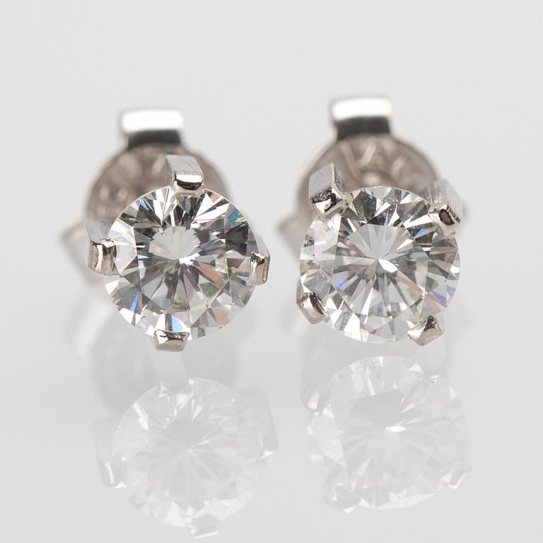 ÖRHÄNGEN, ett par, 18 k vitguld med briljantslipade diamanter, totalt ca 0,90 ct. Vikt ca 1,5 g.