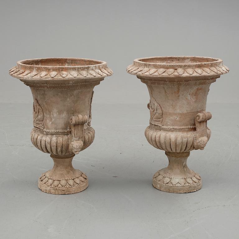 TRÄDGÅRDSURNOR, ett par, stengods, 1900-tal.