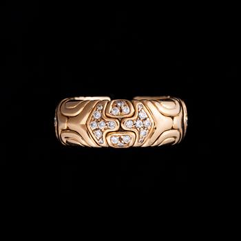 RING, 18K guld, diamanter. Bulgari. Vikt ca 14 g.