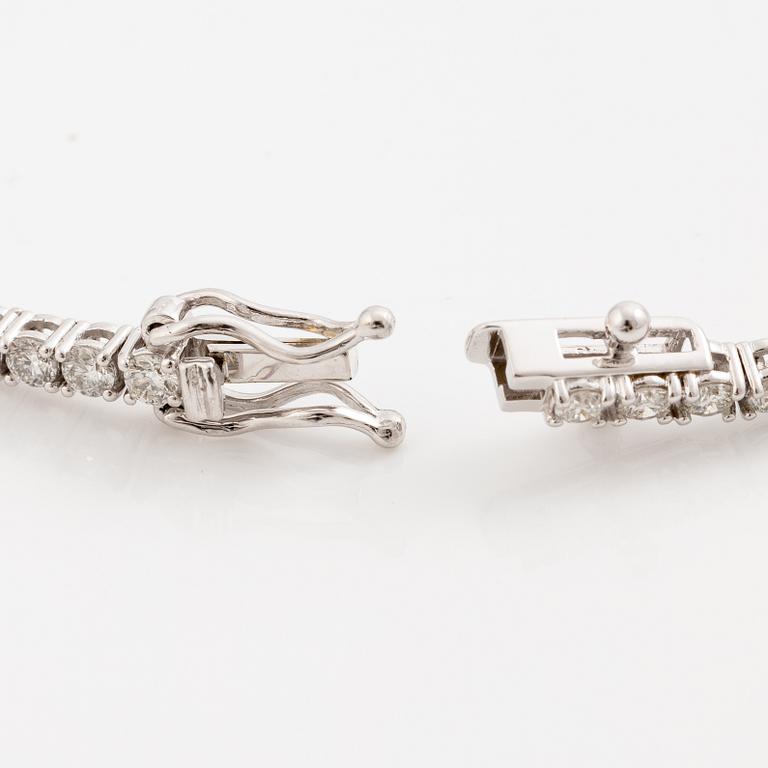 Tennis bracelet 18K white gold with brilliant-cut diamonds.