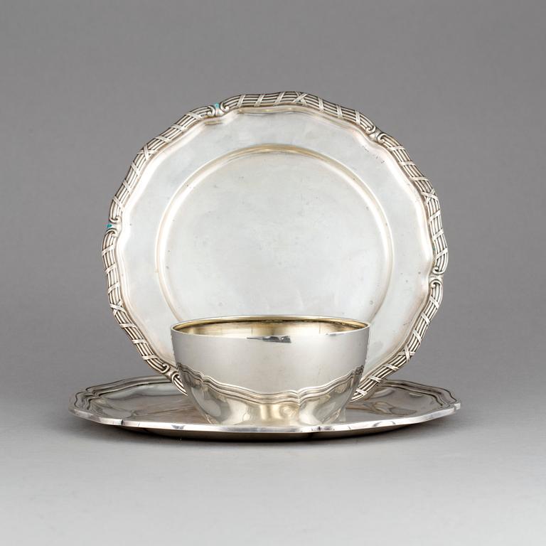 SKÅL, samt FAT, 2 st, silver bl.a. CG Hallberg, Stockholm, 1939. Vikt 109 + 571 g.