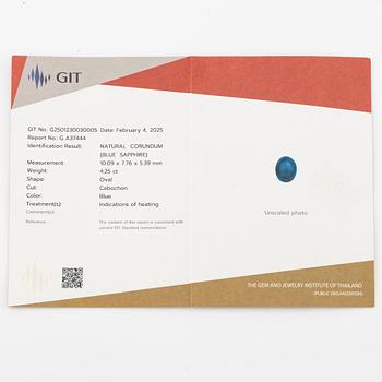 Ring in 18K white gold set with a cabochon-cut sapphire and brilliant-cut diamonds.