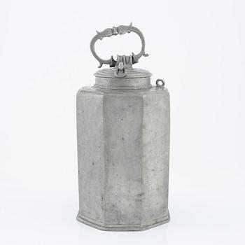 Prismflaska, tenn, av Magnus Söderberg, (mästare i Stockholm 1716-1746, änkan drev verkstaden till 1767).