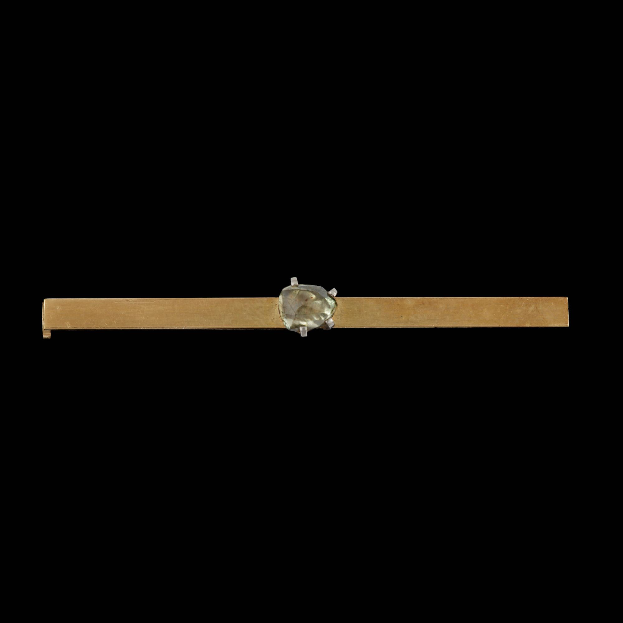BROSCH, 18k guld med slipad sten, Wiwen Nilsson, Lund,1947 . Vikt ca6g.