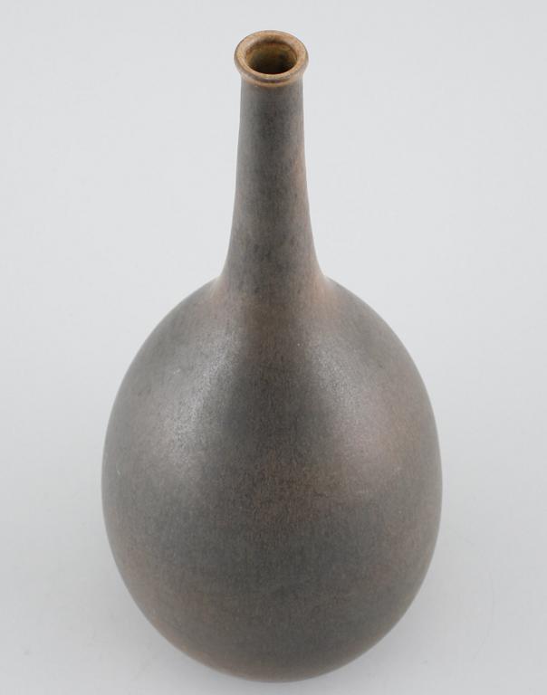 A stoneware vase by ÅKE HOLM, signed, 20th century.