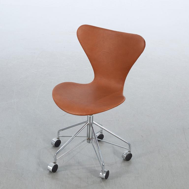 ARNE JACOBSEN,  A "Sjuan" chair, Fritz Hansen, Denmark, 1900-talets senare del.