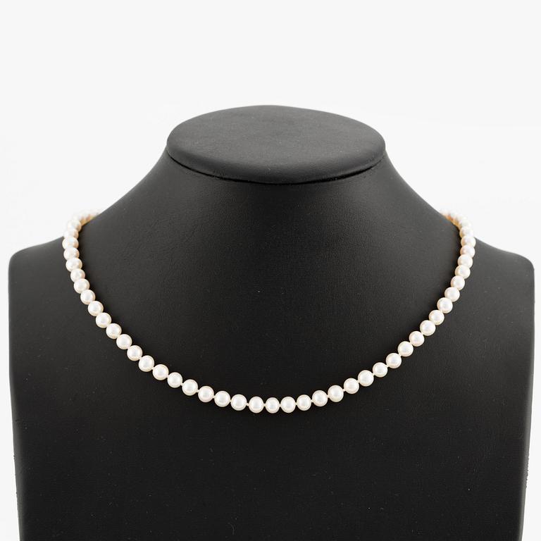 Pearl necklace, cultured pearls, 18K gold clasp.