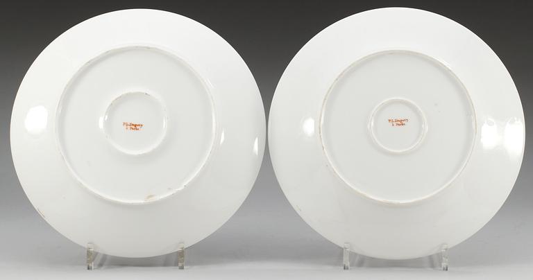 FAT, två stycken, vapenporslin.
Paris, märkta P.L. Dagoty à Paris, 1800-talets första hälft.