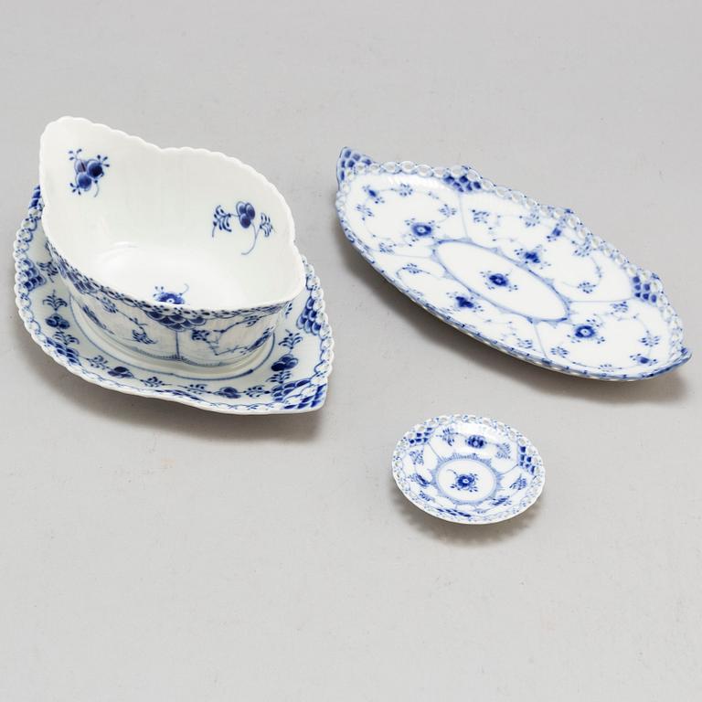 ROYAL COPENHAGEN, servis, 80 delar, porslin, "Musselmalet Helblond", Danmark.