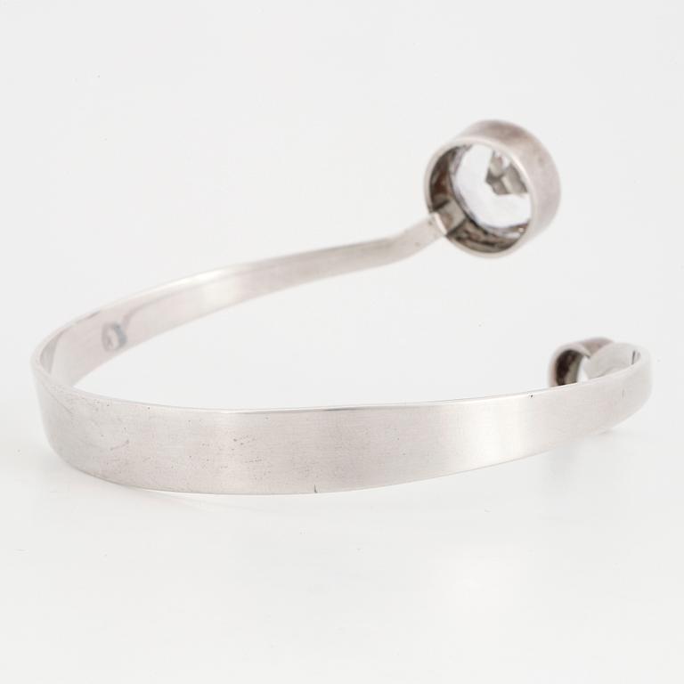 GERT THYSELL, a silver and synthetic white spinel bangle, Gussi, Malmö, 1973.