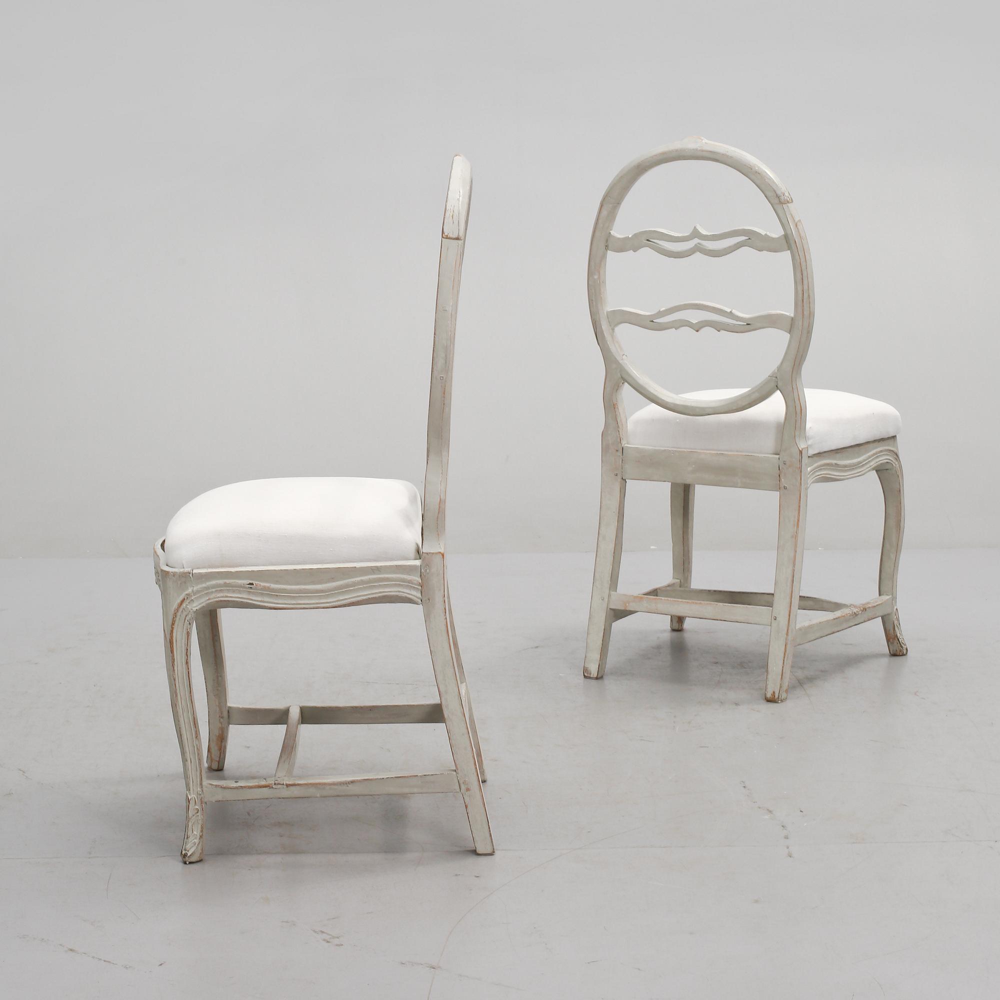 STOLAR, ett par, s k skrattstolar, gustavianska, sent 1700-/tidigt 1800-tal.