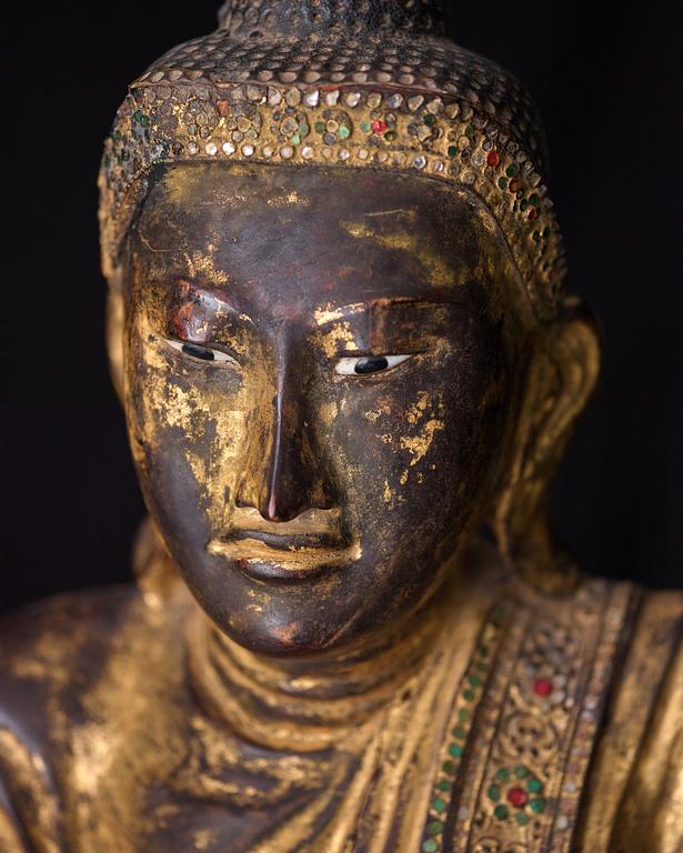 BUDDHA, förgyllt och lackerat trä. Burma, Mandalay perioden.