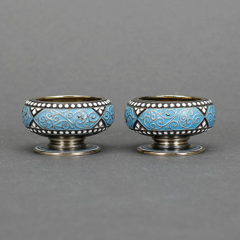 SALTKAR, ett par, silver och emalj, David Andersen, Oslo ca 1900. Tot vikt 45 gram.