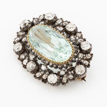 Brosch silver och guld med en fasettslipade  akvamarin och gammalslipade diamanter.