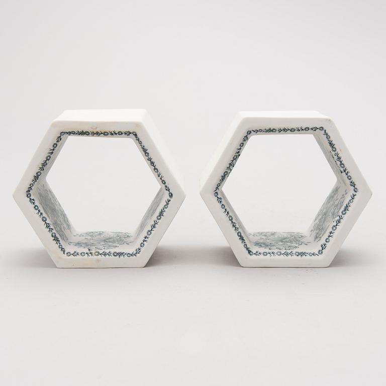 RUT BRYK, skulpturer, 2 st, "Hexagon tegel", Arabia, Finland 1960-tal.