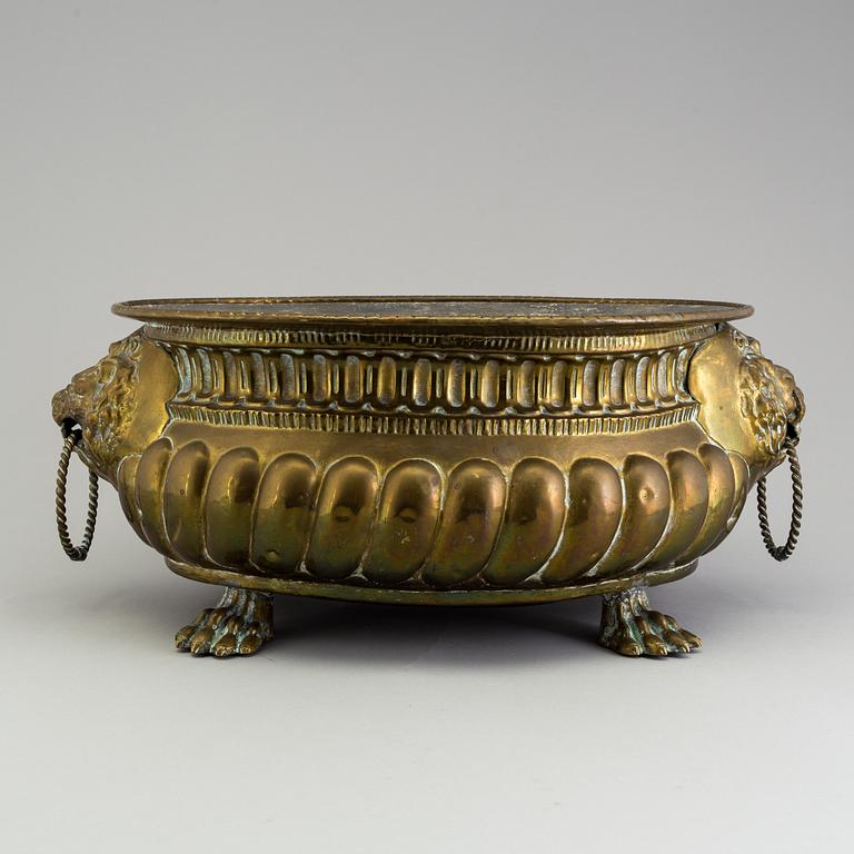 AN 18TH CENTURY BRASS JARDINIERE.