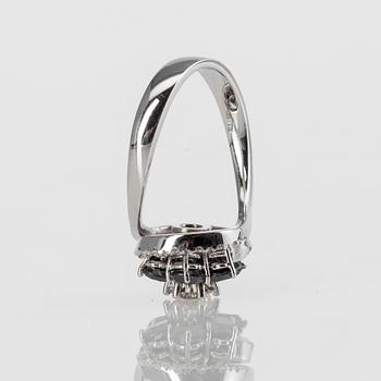 DIAMANTRING, 14K vitguld. Vikt 6,19 g. Intyg.