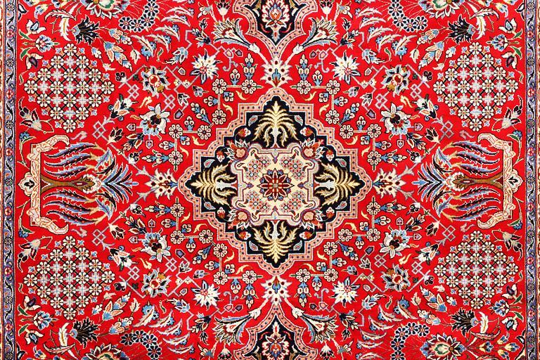 A Kashan carpet, c. 350 x 224 cm.