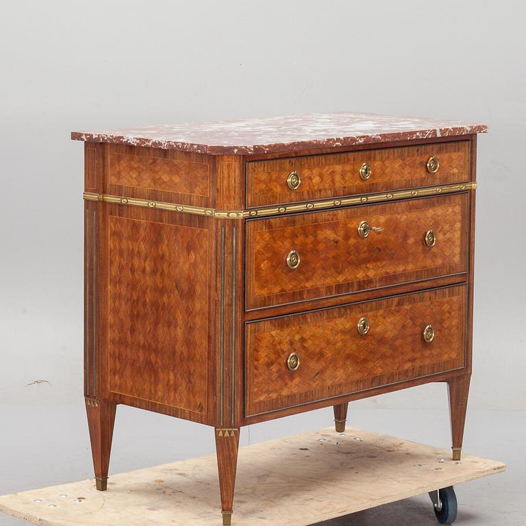 BYRÅ, gustaviansk stil. 1900-tal.