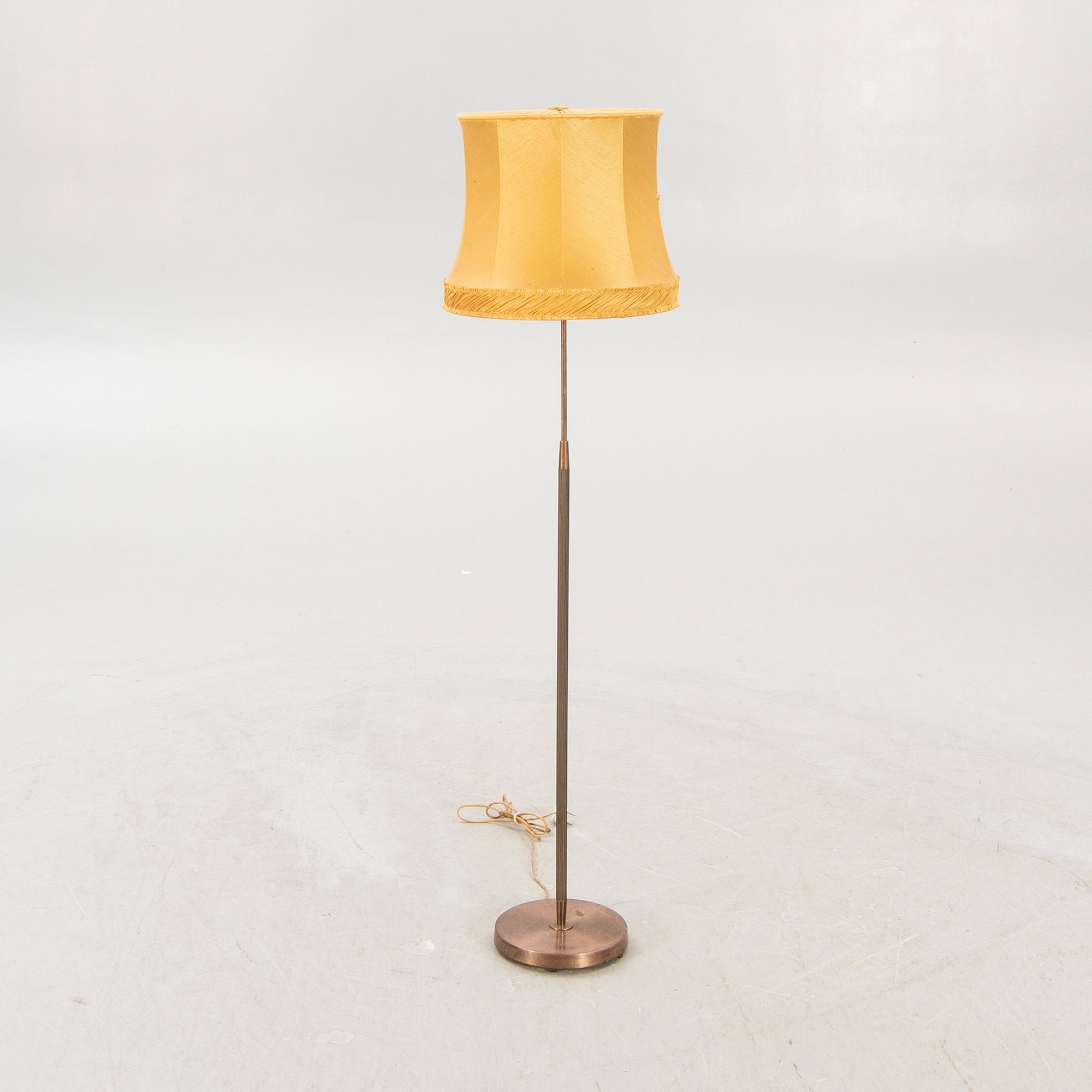 A mid 1900s/second part floor lamp.