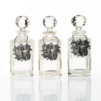 A wooden box with three glass flasks, Birmingham, circa 1900.