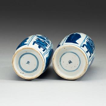 A matched pair blue and white vases, Qing dynasty Kangxi (1662-1722).