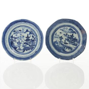 A set of thirteen Chinese blue and white porcelain dishes, Qing dynasty, 19th century.