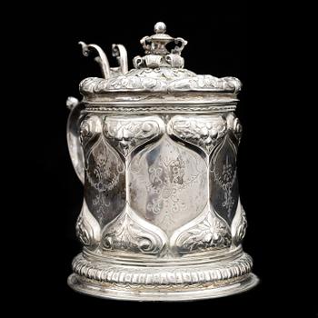 DRYCKESKANNA. silver, renässansstil, importstämplar samt K. Anderson, Stockholm, 1941. Vikt ca1180g.